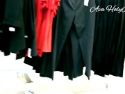 MILF PAWG exhibe ses grosses fesses dans un magasin bondé 1/16