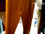 MILF PAWG exhibe ses grosses fesses dans un magasin bondé 15/16