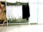 MILF PAWG exhibe ses grosses fesses dans un magasin bondé 9/16