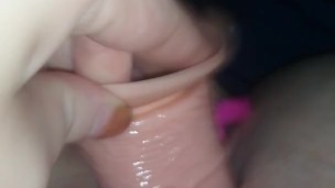 Blondiebangs plays with her pussy