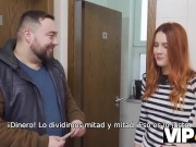 VIP4K. Hombre conoce a la dulce pelirroja en el centro comercial y se la folla por dinero