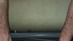 Парень кайфует и ссытся от большого предмета в своей дырке