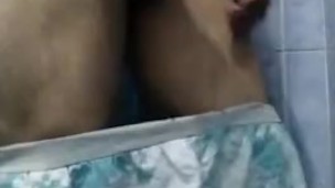 Hombre se masturba en el baño