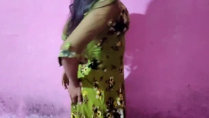 लड़की स्कूल की सीढ़ियों में चुद गयी क्लासमेट से