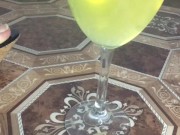 Для любителей небритых писавших кисок. Писаю в бокал до краев 15/16