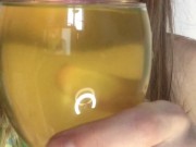 Для любителей небритых писавших кисок. Писаю в бокал до краев 16/16