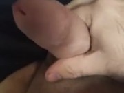 Hombre se masturba en la habitación