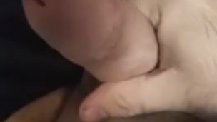 Hombre se masturba en la habitación