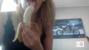 apenas uma garota magrinha treinando suas habilidades