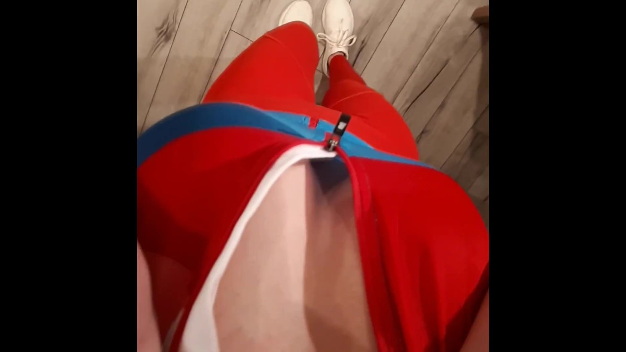 Faceit pipi pantalon rouge serré - Vidéo de sexe gratuite - RedTube