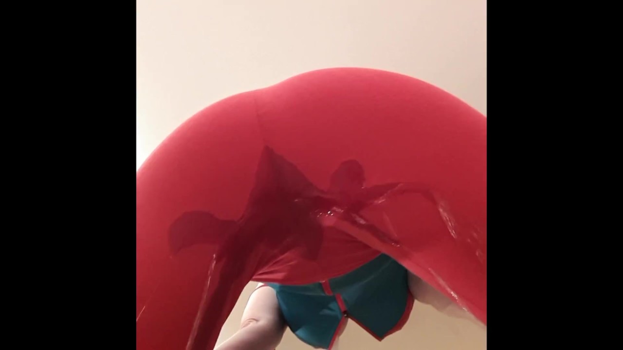 Faceit pipi pantalon rouge serré - Vidéo de sexe gratuite - RedTube