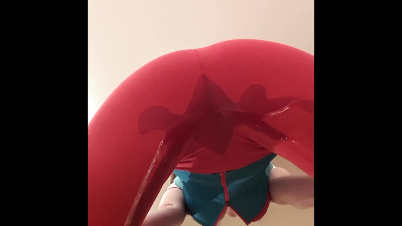 Faceit pipi pantalon rouge serré - Vidéo de sexe gratuite - RedTube