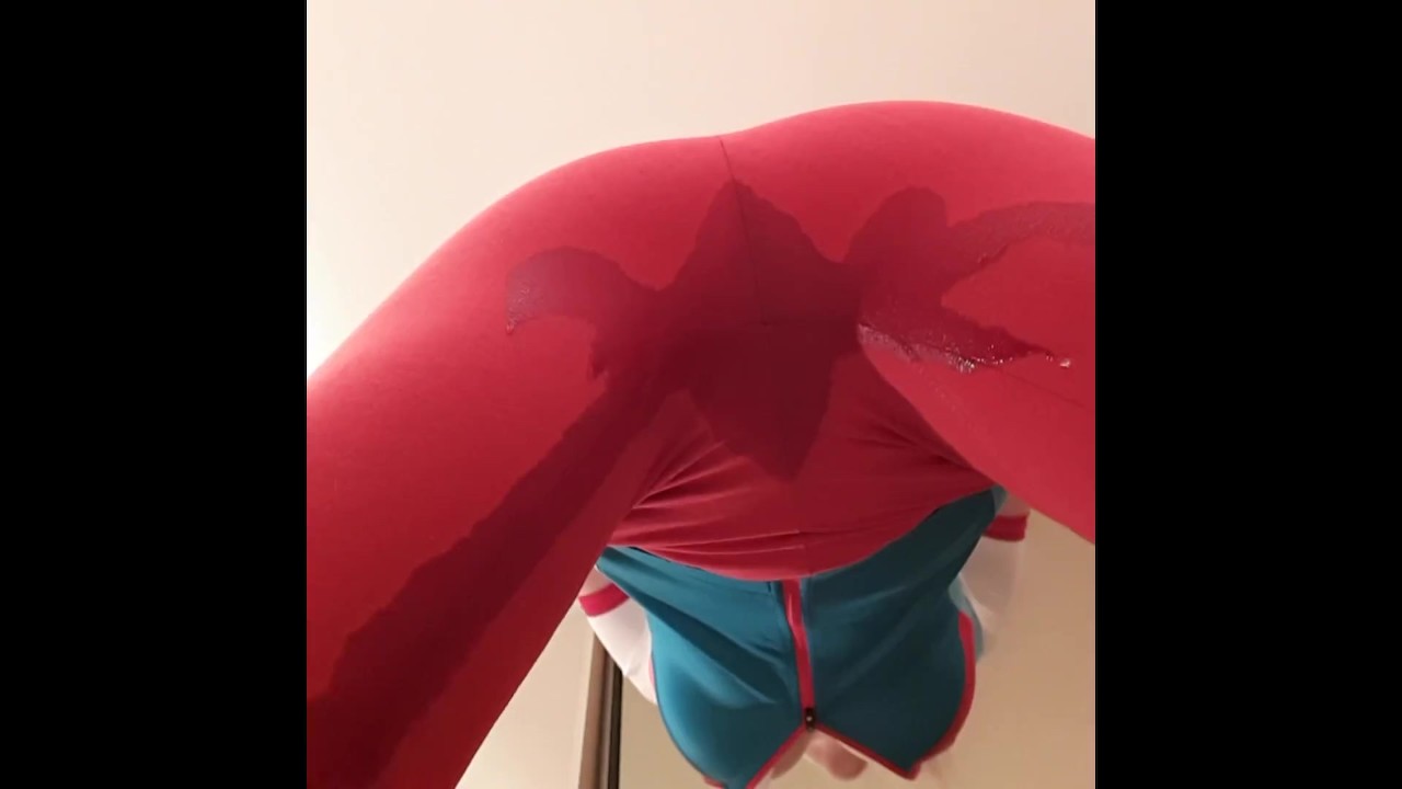 Faceit pipi pantalon rouge serré - Vidéo de sexe gratuite - RedTube