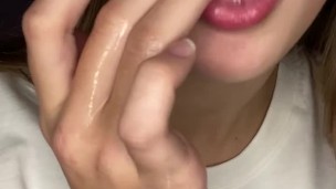 Babando e chupando o dedo. Gemendo 