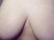 Mexicana juega con sus Tetas Enormes en casa