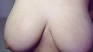 Mexicana juega con sus Tetas Enormes en casa