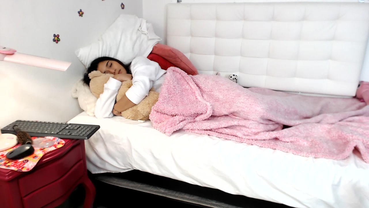 Hot schoolgirl masturbates with her hairbrush - Free Sex Video - RedTube