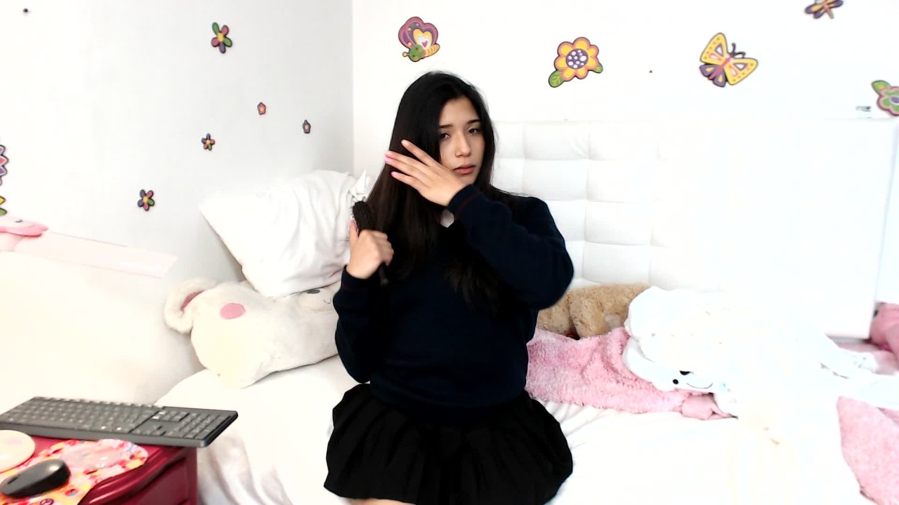 Hot schoolgirl masturbates with her hairbrush - Free Sex Video - RedTube