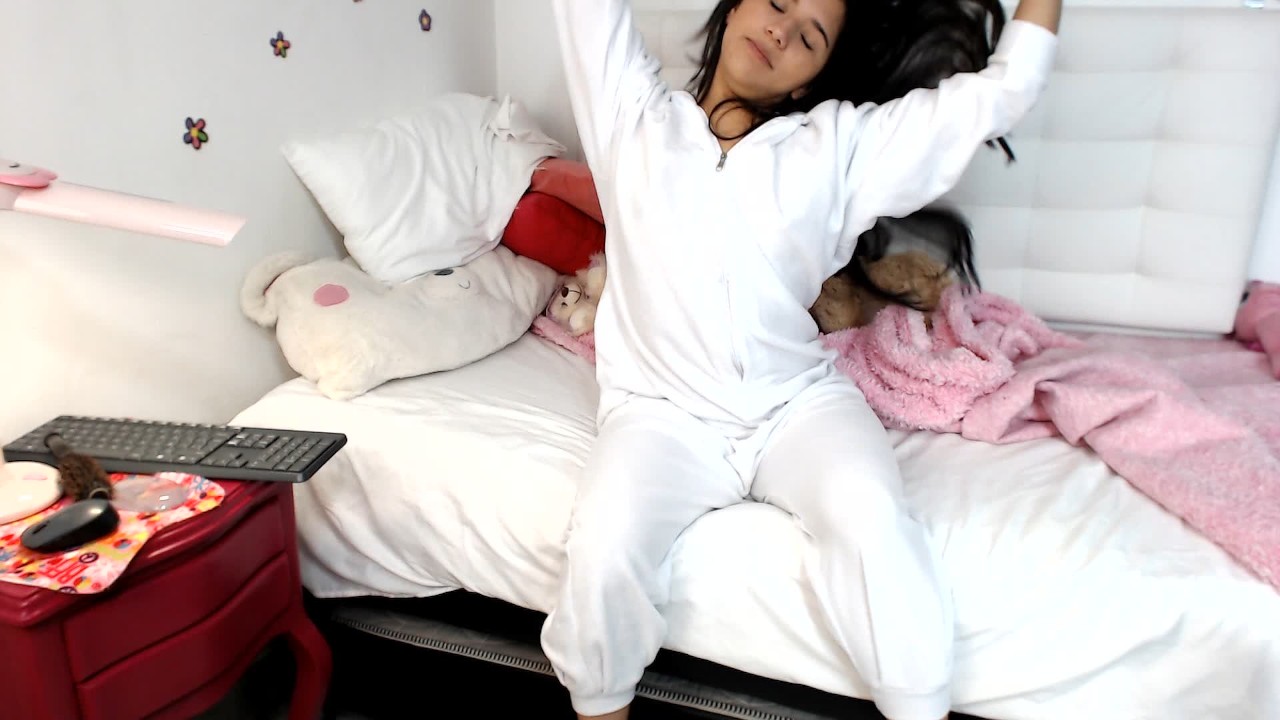 Hot schoolgirl masturbates with her hairbrush - Free Sex Video - RedTube
