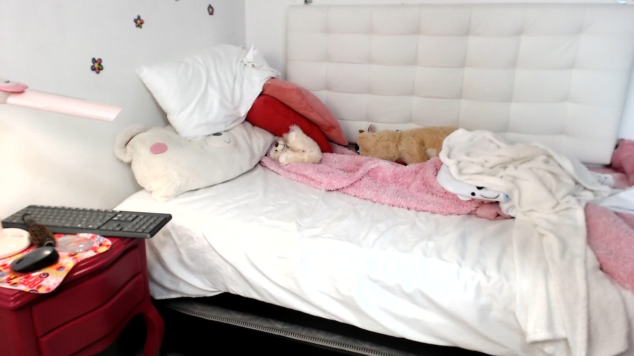 Hot schoolgirl masturbates with her hairbrush - Free Sex Video - RedTube