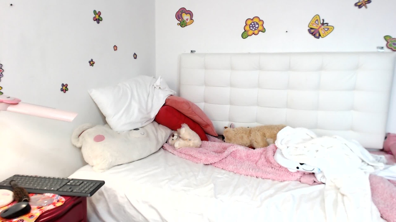 Hot schoolgirl masturbates with her hairbrush - Free Sex Video - RedTube