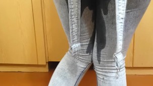 Cobri minhas calças, pés e chão de xixi