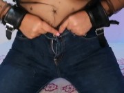 Te doy una probadita: sometida con un dildo en mi pantalón 