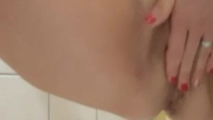Tettona italiana si masturba in vasca bagno