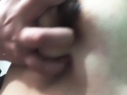 Tocando mi pechos sin que mis papás se den cuenta