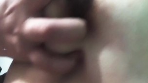 Tocando mi pechos sin que mis papás se den cuenta