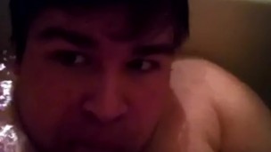 Артем сосет сам себе дрочит ногами лижет ноги в ванной self suck autofellatio self footjob