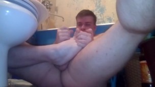 Артем сосет сам себе дрочит ногами лижет ноги в ванной self suck autofellatio self footjob