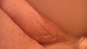 Артем сам себе дрочит ногами в ванной self suck autofellatio self footjob
