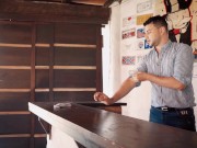 Ama de casa insatisfecha se coje a un bartender desconocido 1/16