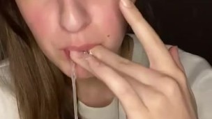 Baba nos meus pés. Engasgando com os dedos 