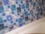 Артем сам себе дрочит ногами в ванной self suck autofellatio self footjob