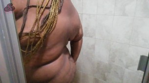 En la ducha maestra cazilda. by evander Coronel 