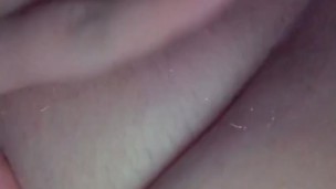 私の太った濡れた猫と遊ぶ