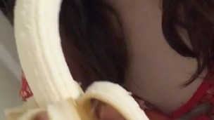 Deepthroating a Banana
