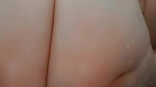 JOI Milf com peitos enormes fica com tesão no chuveiro