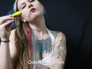 Queen eats pickles - Screenshot 10 of 16 - Kink
