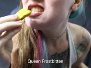 Queen eats pickles - Screenshot 12 of 16 - Eating