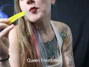 Queen eats pickles - Screenshot 3 of 16 - Butt
