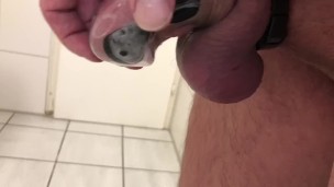 Blaue dicke Eier im E-Stim Käfig