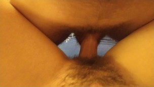 НАКОНЧАЛ МНОГО СПЕРМЫ НА ВОЛОСАТУЮ КИСКУ КРУПНЫМ ПЛАНОМ