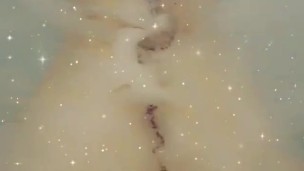 Sexy transe badet und zeigt große schwanz und sexy füße spielt mit schwanz dusche(4K)