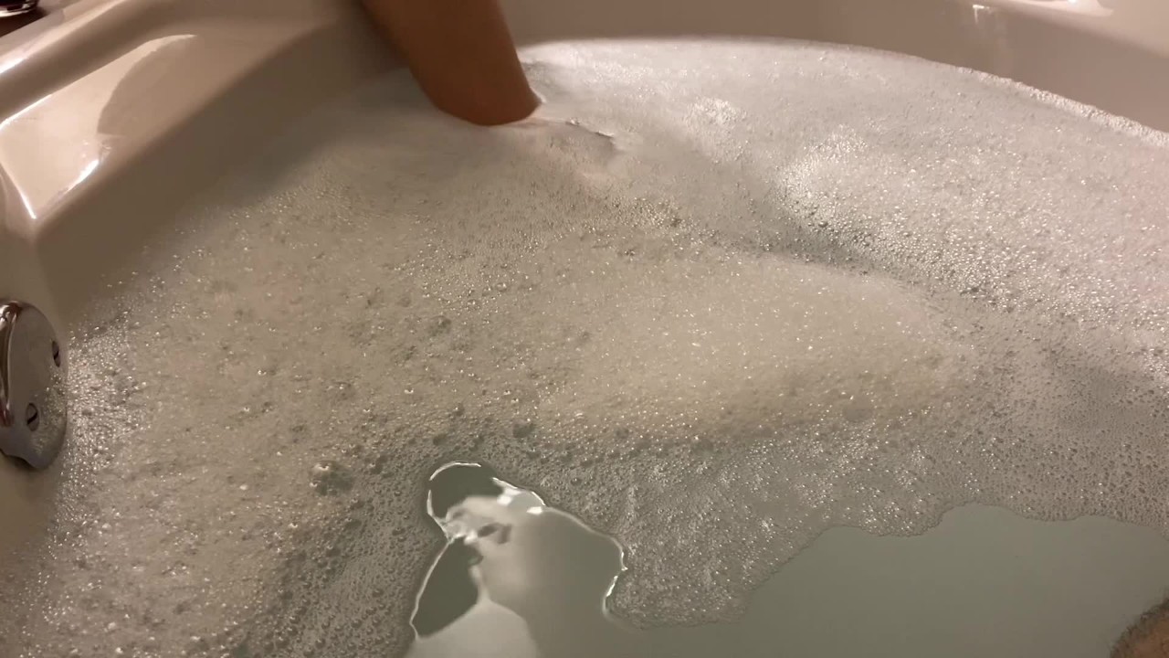 Playing with Penis and Feet in Bathtub - Darmowe seks wideo ...