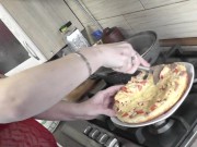 Голая кулинария Мамочка Милф в прозрачном пеньюаре без трусов готовит в кухне пиццу. Домашний нудизм - Screenshot 15 of 16 - Hairy Pussy