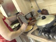 Голая кулинария Мамочка Милф в прозрачном пеньюаре без трусов готовит в кухне пиццу. Домашний нудизм - Screenshot 9 of 16 - Butt