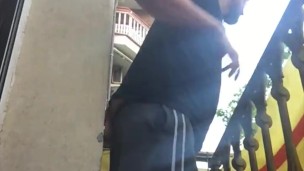aplauso sanitario con un dildo metido y jugando en el balcon risky